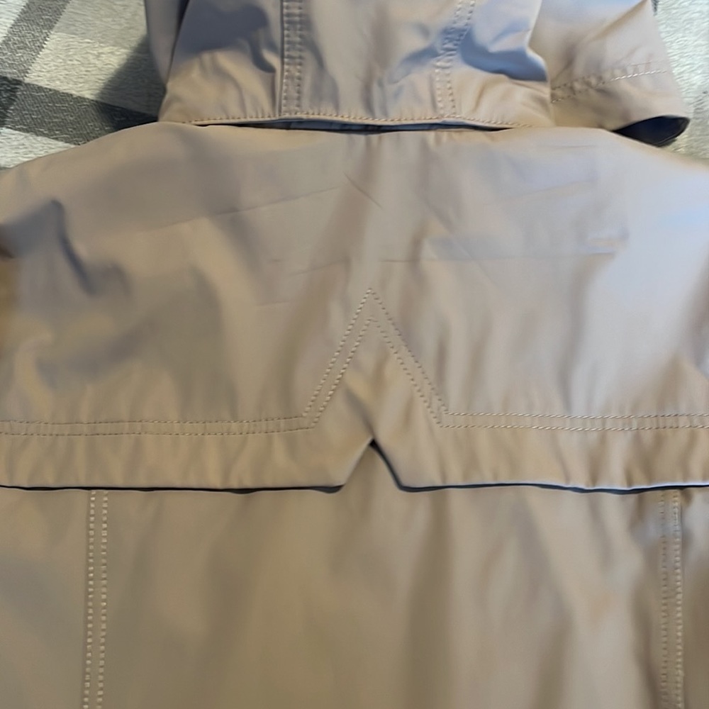 Adorable looking little Rain Coat, perfect for rainy days - Picture 8 of 8